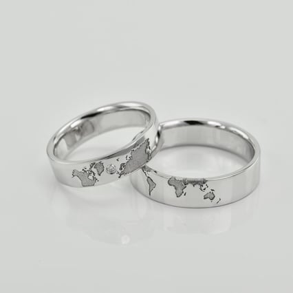 Snubní prsteny ze zlata s gravírem zeměkoule a diamantem Zeoni