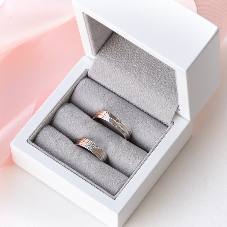 Zlaté snubní prsteny s diamanty 77760