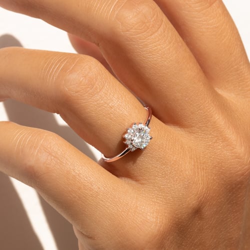 Half halo prsten s lab-grown diamanty Sonnie