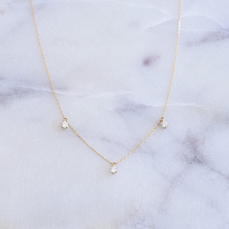 Jemný náhrdelník se třemi diamanty 87066