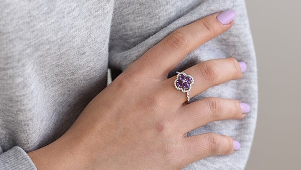 Jak kombinovat v outfitech: ametystové šperky