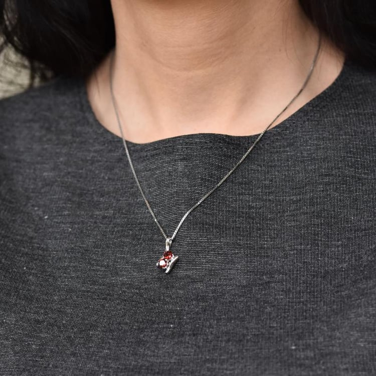 Stříbrný náhrdelník s granátmi 25650