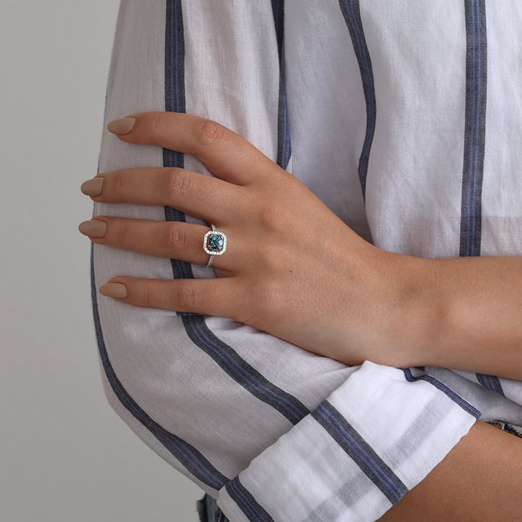 Zlatý halo prsten s cushion londýnským topazem 67141