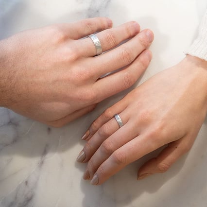 Tepané a škrábané snubní prsteny se srdcem a diamantem Ernie