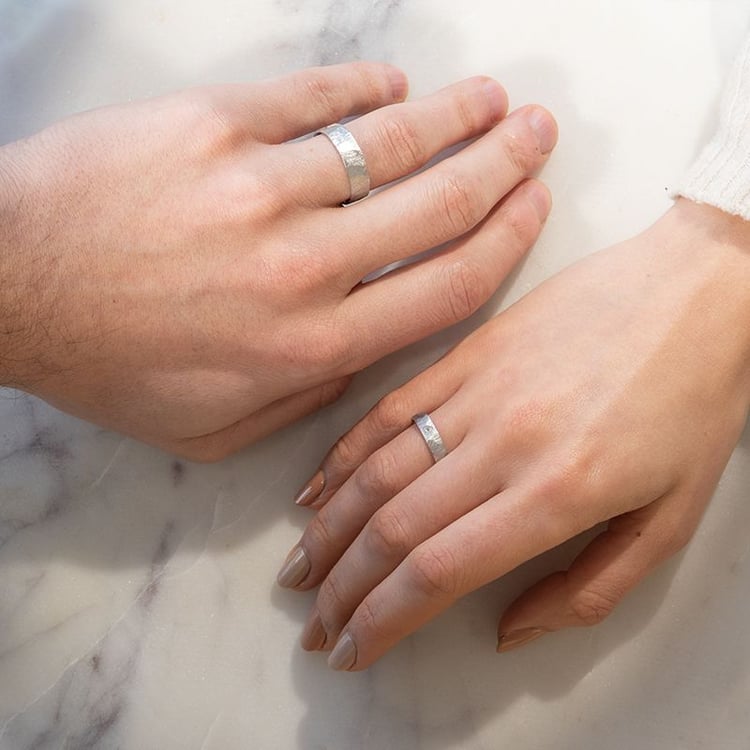 Tepané a škrábané snubní prsteny se srdcem a diamantem Ernie 102550