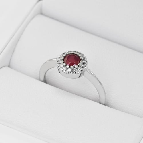 Zlatý prsten s rubínem a diamanty Tafne
