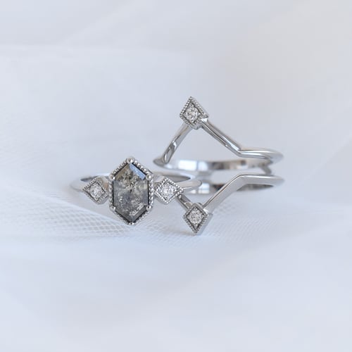 Set jedinečných prstenů se salt and pepper diamantem Ural