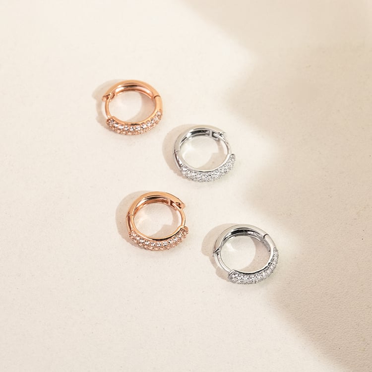 Stříbrné pavé kruhové náušnice s bílými topazy Shaviv 149137