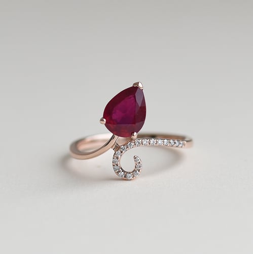 Originální zásnubní prsten s rubínem a diamanty Cael