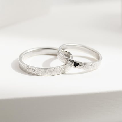 Tepané a škrábané platinové snubní prsteny s enamelovým srdcem Abale