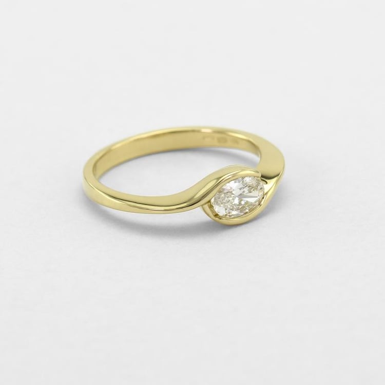 Zásnubní prsten s oválným diamantem ze žlutého zlata 46827