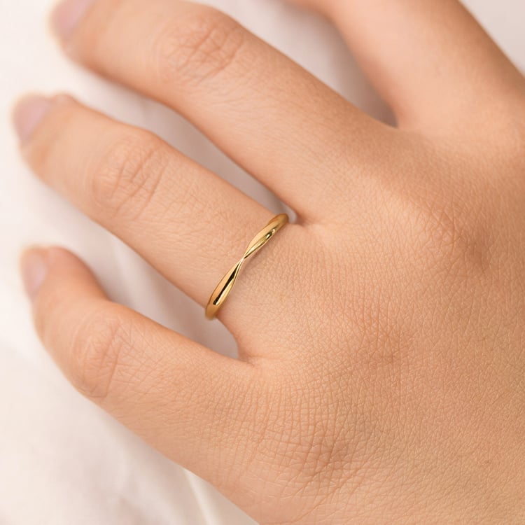 Zlatý snubní prsten se zúženým kroužkem Aeneas 156781