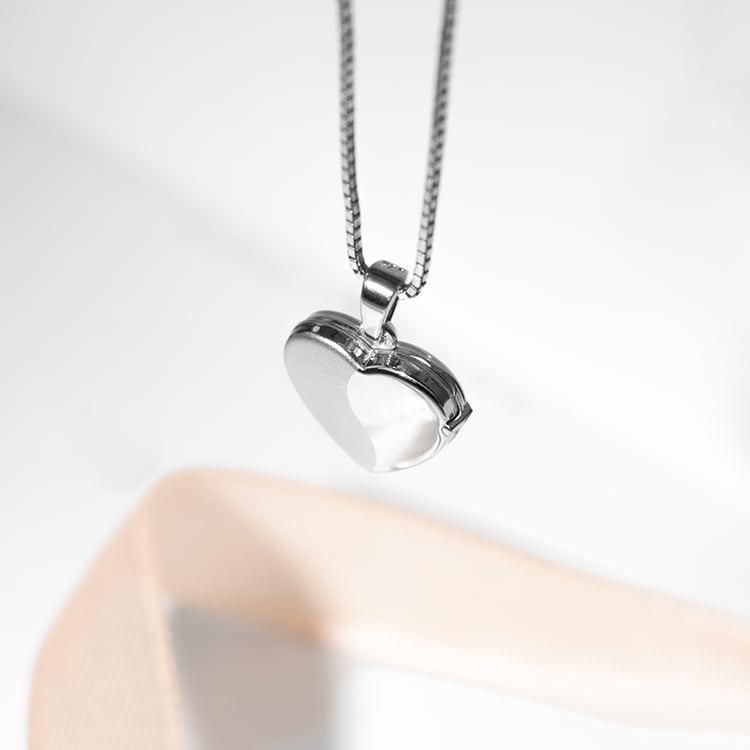 Stříbrný otevírací medailon ve tvaru srdce 128999