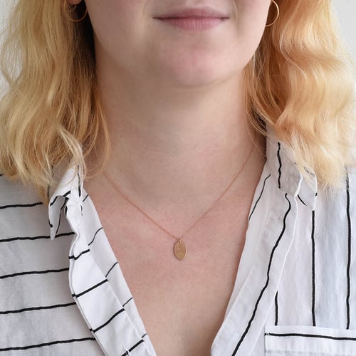 Personalizovaný stříbrný přívěsek s květinou a gravírem Daisy