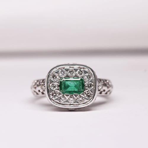 Zlatý prsten s emerald smaragdem a diamanty Mareia