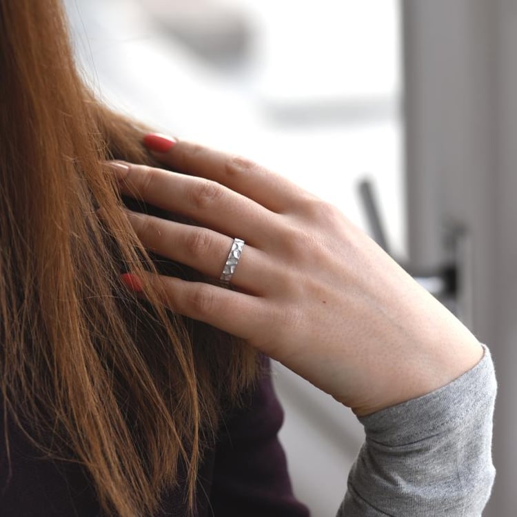 Prsten ze zlata s reliéfem 52620