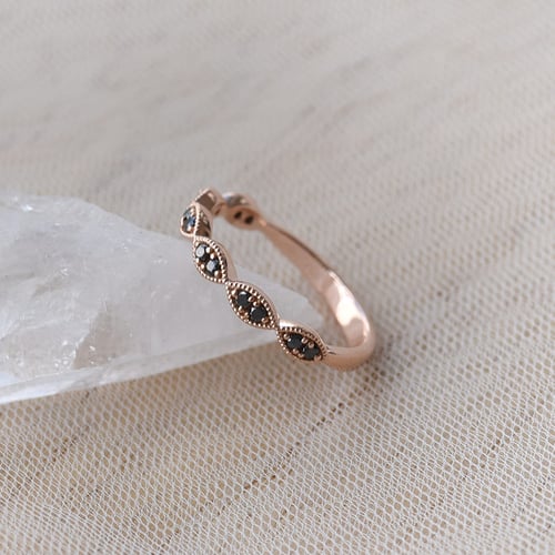 Něžný eternity prsten ze zlata s černými diamanty Talita