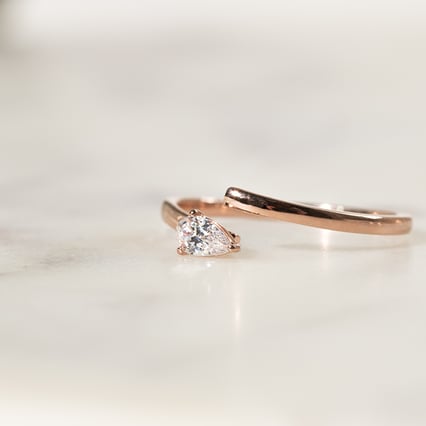 Atypický zásnubní prsten s pear diamantem Hazel