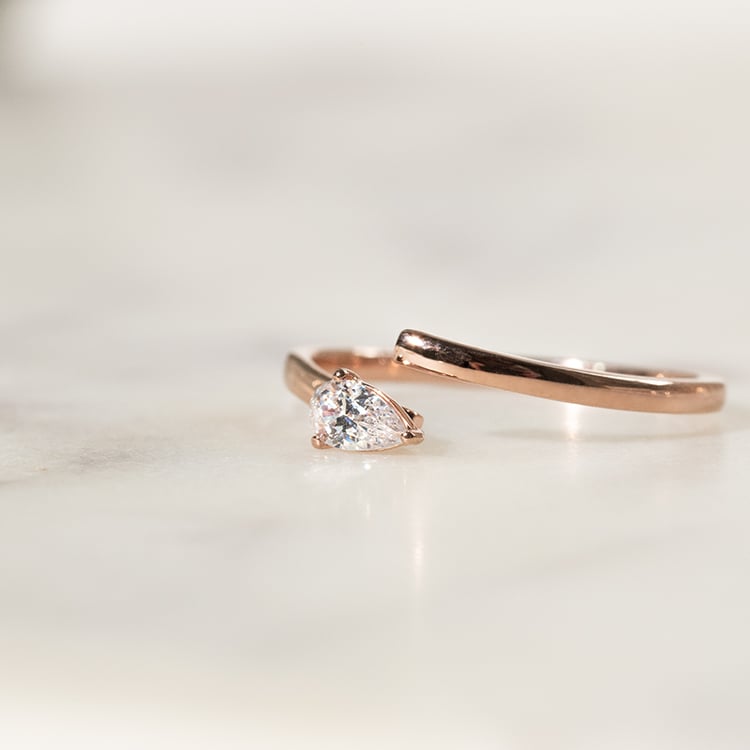 Atypický zásnubní prsten s pear diamantem Hazel 137483