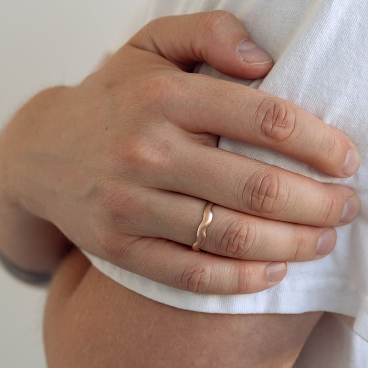 Matné vlnité snubní prsteny ze zlata Keller 129904