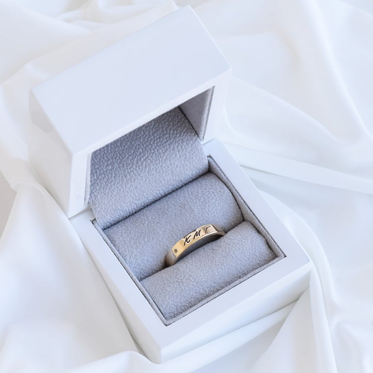 Prsten s diamantem a gravírem 93486