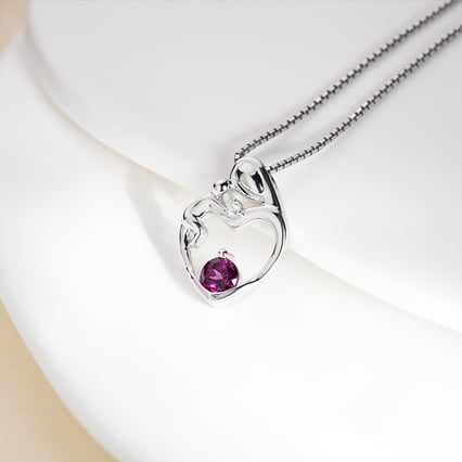 Stříbrný přívěsek matka a dítě s rhodolit granátem a diamantem Ella