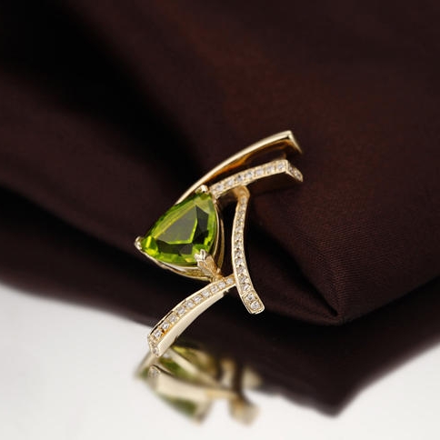 Olivínový zlatý přívěsek 3700