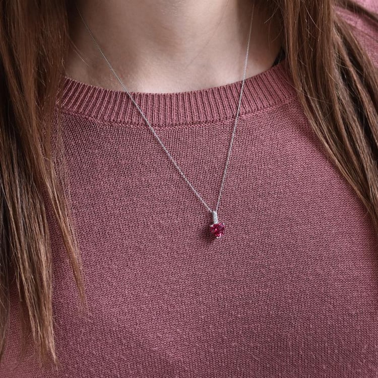 Přívěsek s rubínem 32673