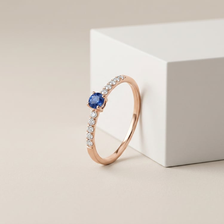 Stříbrný prsten s modrým safírem a postranními lab-grown diamanty Mikey 171019