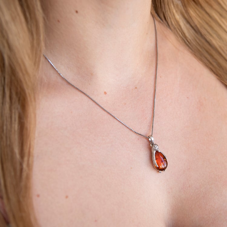 Jantarový tučňák ve stříbrném přívěsku Penguin 107872