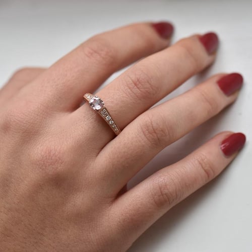 Zásnubní prsten ve stylu vintage s morganitem a diamanty Keran