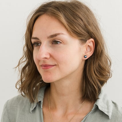 Tajemné černé perly v náušnicích Dione