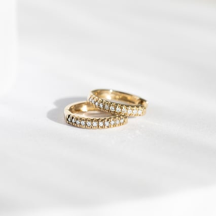 Elegantní kruhové náušnice s lab-grown diamanty Gomati