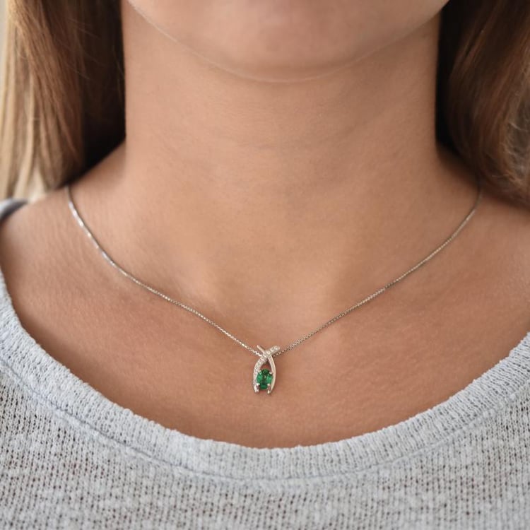 Stříbrný náhrdelník s oválným smaragdem 17699