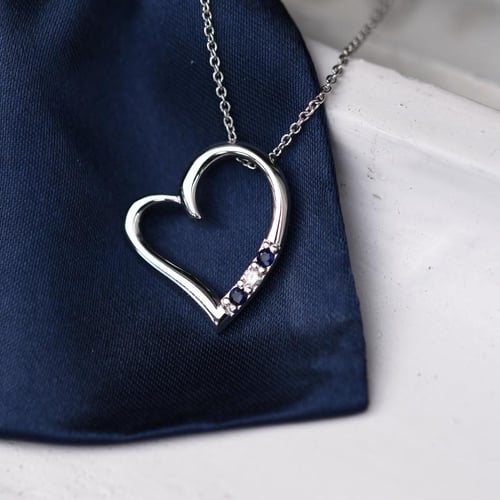 Stříbrný přívěsek srdce se safíry a diamantem Tanish