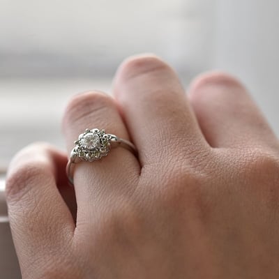 Prsten s florálním motivem