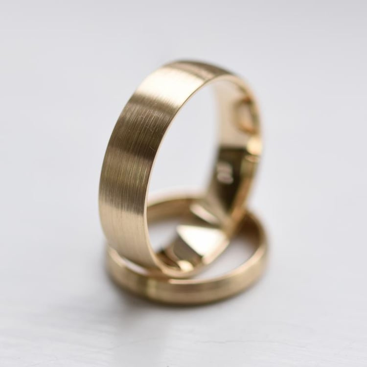 Komfortní snubní prsteny ze žlutého zlata s matným povrchem Zippi 61606