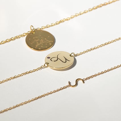 Zlatý náramek se znamením a granátem Kozoroh