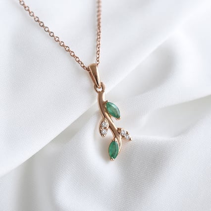 Přívěsek ve tvaru lístků s diamanty a smaragdy Jaya