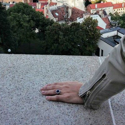 Zlatý prsten se safírem a diamanty