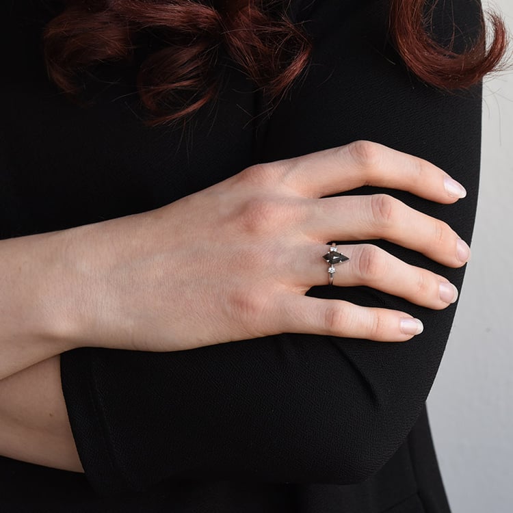 Zlatý prsten se salt and pepper diamantem 79902