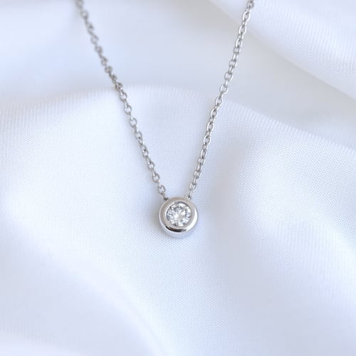 Diamantový náhrdelník v minimalistickém stylu Adriana