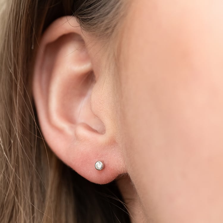 Stříbrné minimalistické bezel náušnice s lab-grown diamanty Tofine 150314