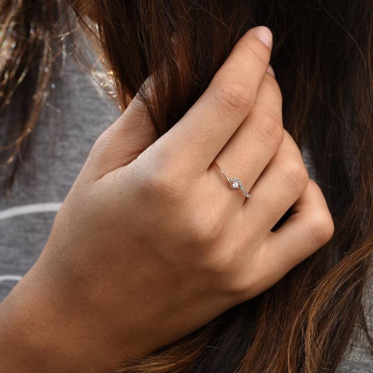 Zlatý romantický prsten s diamanty 90972