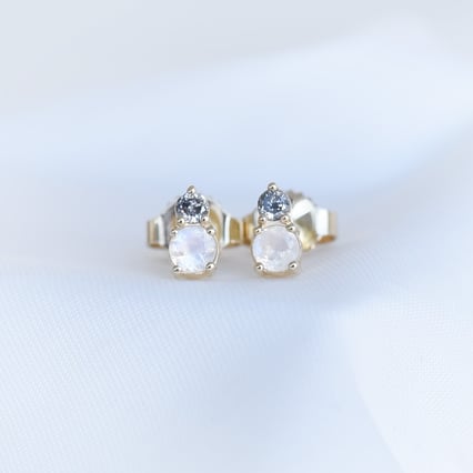 Náušnice s měsíčními kameny a salt and pepper diamanty Josse