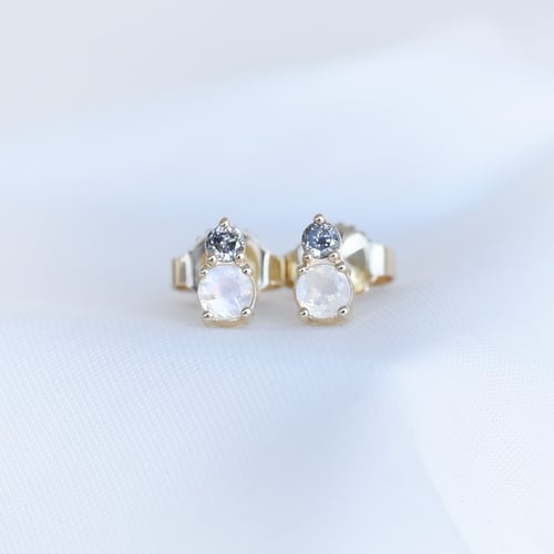 Náušnice s měsíčními kameny a salt and pepper diamanty Josse