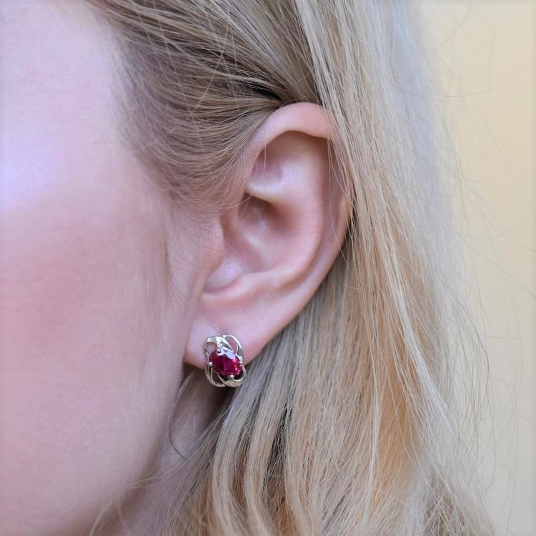 Stříbrné napichovací náušnice s rubíny Sanvali 104572