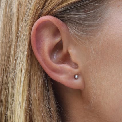 Napichovací náušnice s 0.12ct diamanty Atara