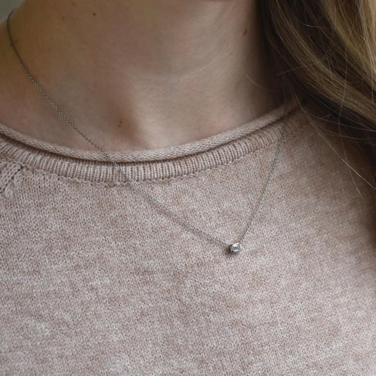 Zlatý náhrdelník s 0.3ct GIA certifikovaným emerald diamantem 50676