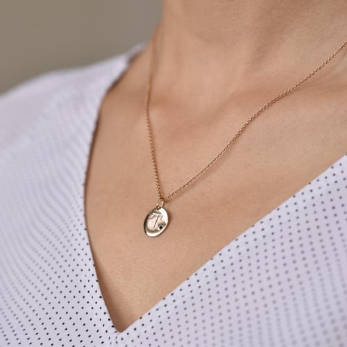 Zlatý přívěsek s černým diamantem a gravírem písmene Sager